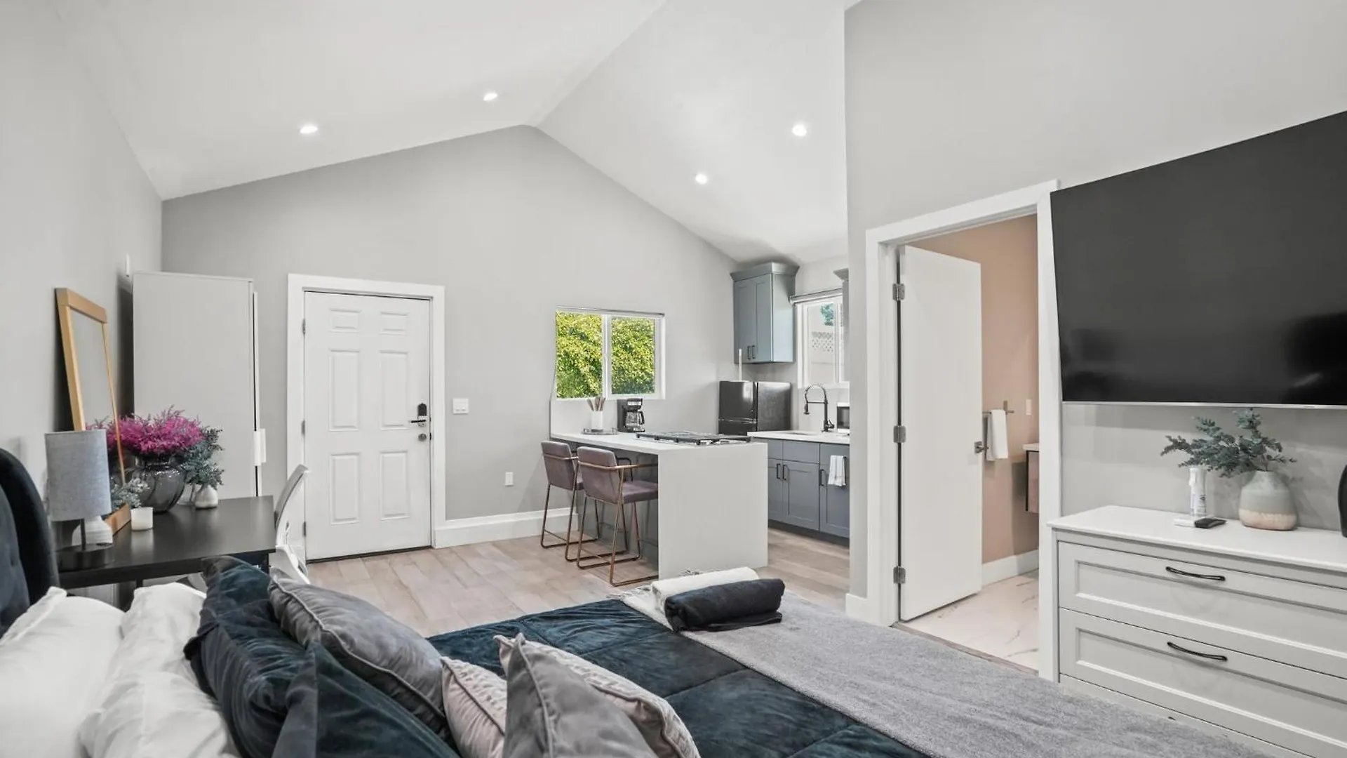 New Modern Cozy Guest House, Parking, Pet Friendly In Mar Vista! Los Angeles