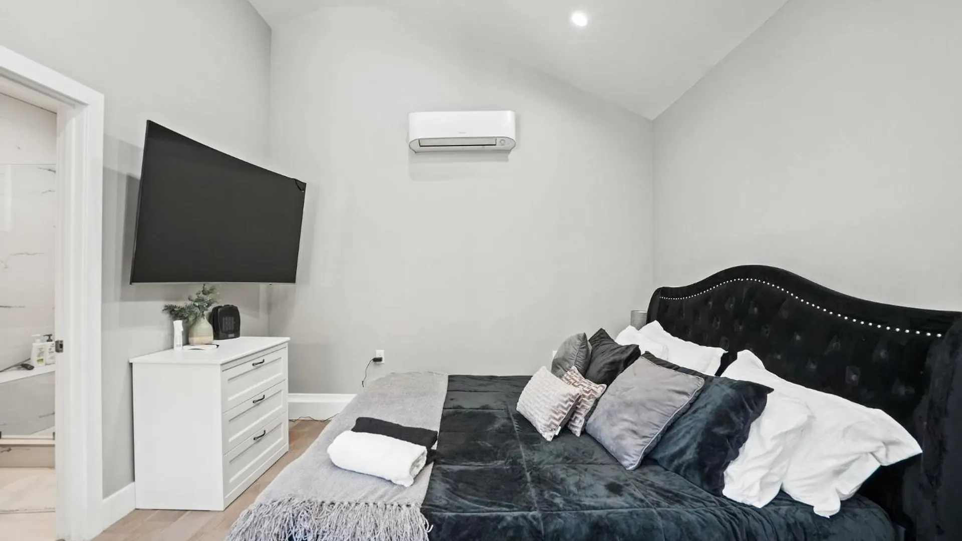 New Modern Cozy Guest House, Parking, Pet Friendly In Mar Vista! Los Angeles United States