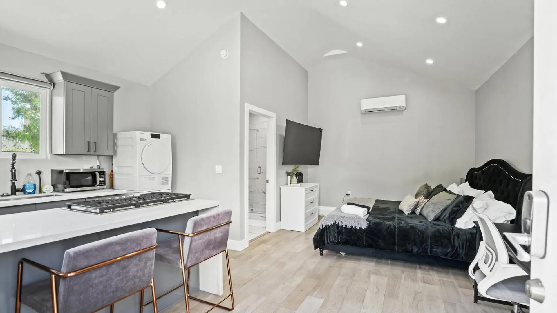 New Modern Cozy Guest House, Parking, Pet Friendly In Mar Vista! Los Angeles Holiday home