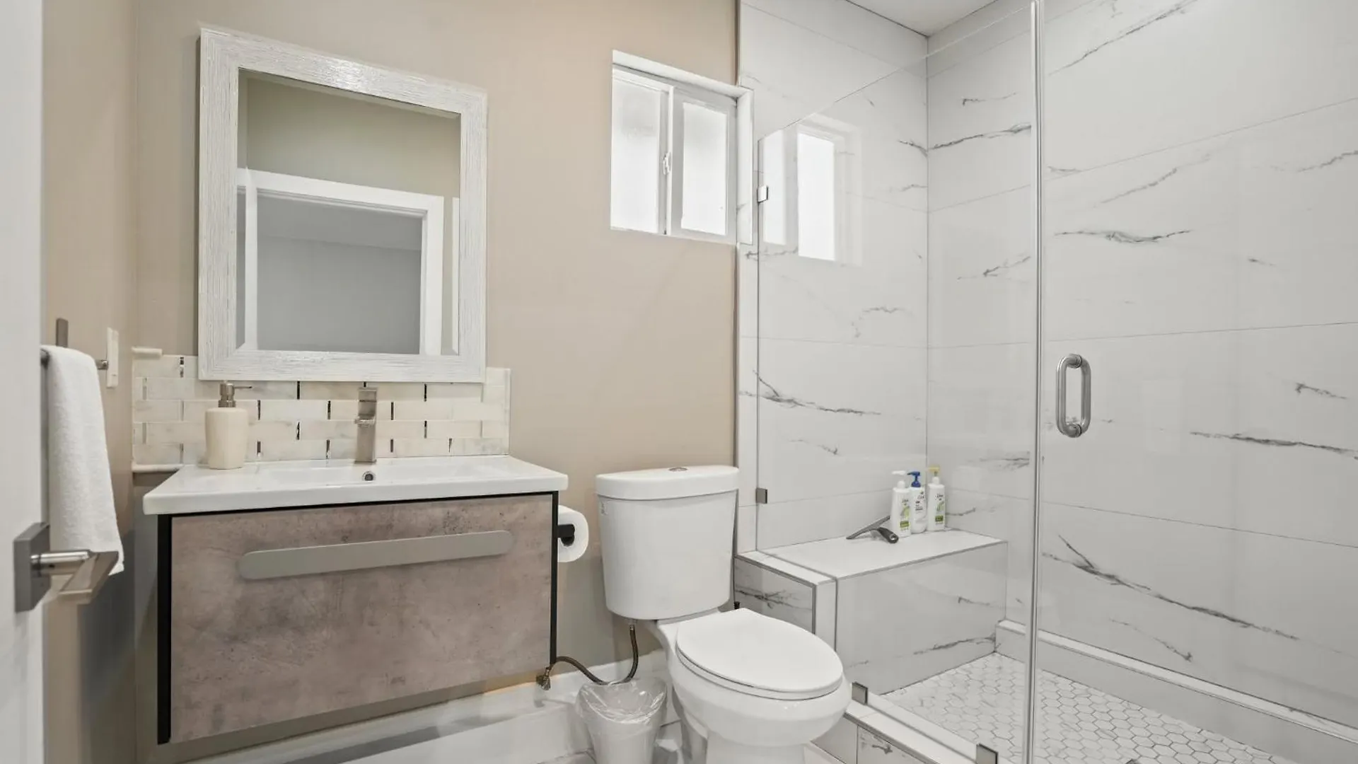 New Modern Cozy Guest House, Parking, Pet Friendly In Mar Vista! Los Angeles